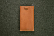 PASSPORT WALLET - toffee/coffee