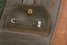 PASSPORT WALLET - toffee/coffee