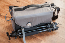 PHOTOGRAPHER MESSENGER - toffee