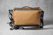 PHOTOGRAPHER MESSENGER - toffee