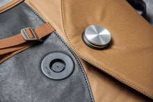 PHOTOGRAPHER MESSENGER - toffee
